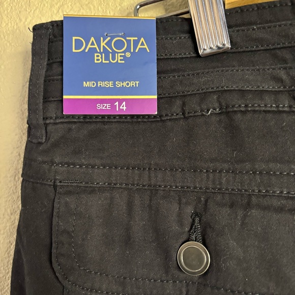 Dakota Blue Women's Black Cargo Shorts - Picture 4 of 5